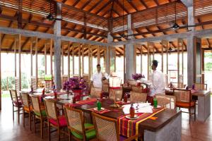 Un restaurante o sitio para comer en UTMT - Underneath The Mango Tree Spa & Beach Resort