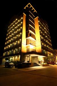 マニラにあるHerald Suites Solanaの夜間照明付きの大きな建物
