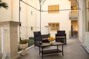 patio z krzesłami i stołem z pomarańczami w obiekcie Salgari Uno w mieście Marina di Ragusa