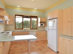 A kitchen or kitchenette at Grasmere Estate Homestead - hear the Lions roar from nearby Hunter Valley Zoo
