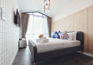 een slaapkamer met een bed met een teddybeer erop bij Capital O 75422 Million Pillows in Chiang Mai