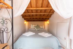 a bedroom with a bed with a wooden ceiling at Beachhouse Algarve, Beach 50m in Salema