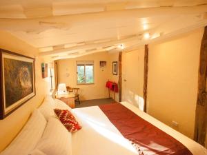 Letto o letti in una camera di Lyrebird Studio Secluded Retreat in the Watagans. 20 min drive to Cessnock