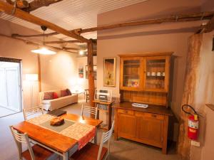 Cucina o angolo cottura di Lyrebird Studio Secluded Retreat in the Watagans. 20 min drive to Cessnock
