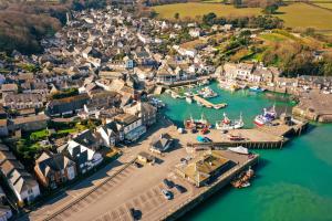 una vista aérea de una pequeña ciudad con puerto en The Old Custom House en Padstow