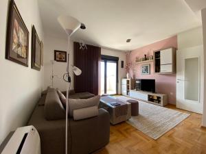 uma sala de estar com um sofá e um candeeiro em Apartment Nena em Trebinje