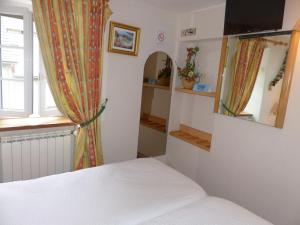 TV a/nebo společenská místnost v ubytování Hotel Logis Auberge de l'Isard