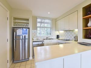 A kitchen or kitchenette at Villa Executive 2br Moscato Resort Condo located within Cypress Lakes Resort (nothing is more central)