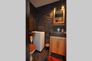 La petite salle de bains est pourvue de toilettes et d'un lavabo. dans l'établissement Chamonix centre - WIFI - Parking - Rés Aiguille du midi, à Chamonix-Mont-Blanc