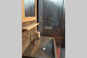 Ein Badezimmer in der Unterkunft Chamonix centre - WIFI - Parking - Rés Aiguille du midi