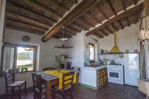 Kuchyň nebo kuchyňský kout v ubytování Villa San Regolino whit private pool