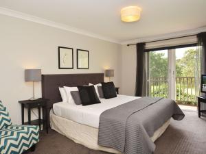 A bed or beds in a room at Villa Executive 2br Pokolbin Resort Condo located within Cypress Lakes Resort (nothing is more central)