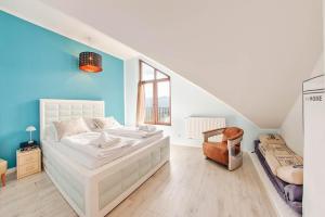 A bed or beds in a room at Apartamenty EverySky - Górna 19A