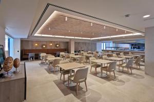 a restaurant with tables and chairs in a room at Hotel & Spa Castillo de Peñíscola 4* Sup in Peniscola