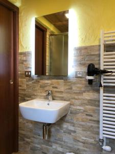 bagno con lavandino e specchio di Hotel Flora Alpina a Gressoney-Saint-Jean