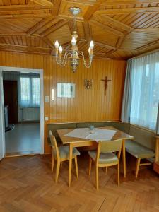 comedor con mesa, sillas y lámpara de araña en Ferienhaus und Ferienappartements Brunner en Höchst