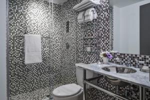 Vannituba majutusasutuses Hotel Hugo