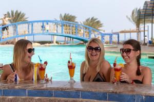 Bazén v ubytovaní Sphinx Aqua Park Beach Resort alebo v jeho blízkosti
