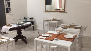 a room with a piano and a table with plates on it at Archè in Syracuse