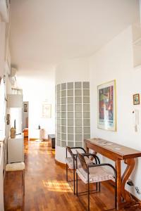 Appartamento Impluvium في ليدو دي أوستيا: غرفة طعام مع طاولة وكراسي