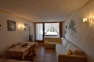 A seating area at Hofer Apartment
