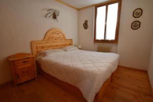 A bed or beds in a room at Hofer Apartment