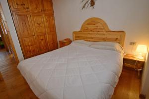 A bed or beds in a room at Hofer Apartment
