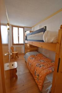 - une chambre avec 2 lits superposés et du parquet dans l'établissement Hofer Apartment, à Madonna di Campiglio