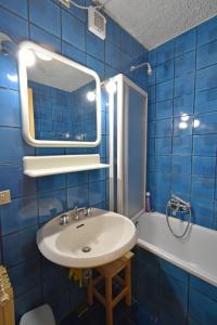 A bathroom at Hofer Apartment