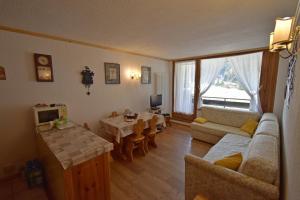 A television and/or entertainment centre at Hofer Apartment
