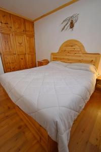 A bed or beds in a room at Hofer Apartment