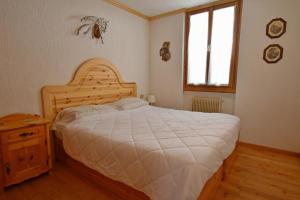 A bed or beds in a room at Hofer Apartment