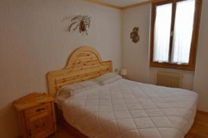 A bed or beds in a room at Hofer Apartment
