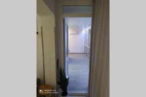 um corredor com uma porta que dá para um quarto em Квартира для 4-х с двумя санузлами и балконом для курения em Kiev