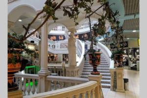 um shopping com escadas e vasos em Квартира для 4-х с двумя санузлами и балконом для курения em Kiev
