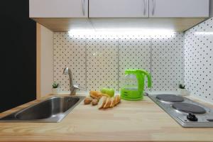 um balcão de cozinha com um lavatório e alguma comida nele em Квартира для 4-х с двумя санузлами и балконом для курения em Kiev mais 17 fotografias