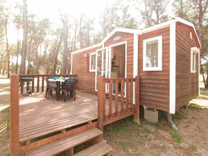 莱斯卡拉Bungalow Maite的一个带桌椅的大型木制甲板