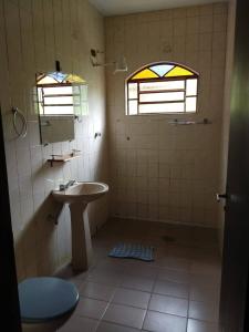 Et badeværelse på Chácara recanto da família