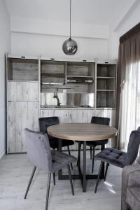 a dining room table and chairs in a kitchen at GERANI apartments in Órmos