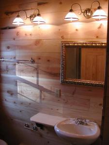 y baño con lavabo y espejo. en Renegade Log Cabin, en Custer