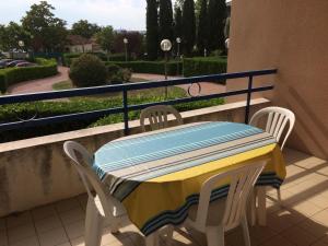 une table et des chaises assises sur un balcon dans l'établissement Les Florentines, à Toulouse