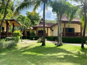 Aed väljaspool majutusasutust Phi Phi Villa Resort