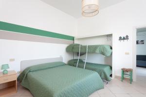 una camera con un letto e due letti a castello di Nicola House La Pineta a Cervia