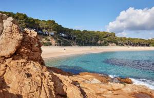 a view of a beach with people on the sand at Hotel Julimar in Lloret de Mar