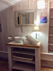 Ένα μπάνιο στο Mas le Nogier Gites Apartments