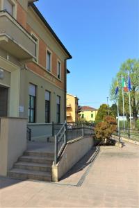 un edificio con escaleras delante de un edificio en Student's Hostel Parma, en Parma
