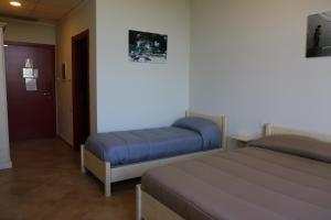 Ένα ή περισσότερα κρεβάτια σε δωμάτιο στο Student's Hostel Parma