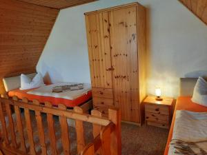 מיטה או מיטות בחדר ב-Leuchtturmblick - Ferienwohnung für die Familie in Grieben Insel Hiddensee