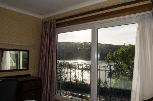 フォート・ウィリアムにあるクア アンナ ホテルの水辺の景色を望む窓付きの客室です。