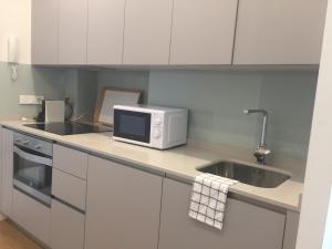 Una cocina o zona de cocina en GoToSeville GERONA SUITES